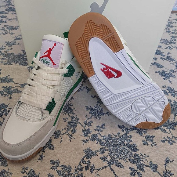 Jordan 4 Retro SB Pine Green Unisex Sneaker - Picture 3 of 7